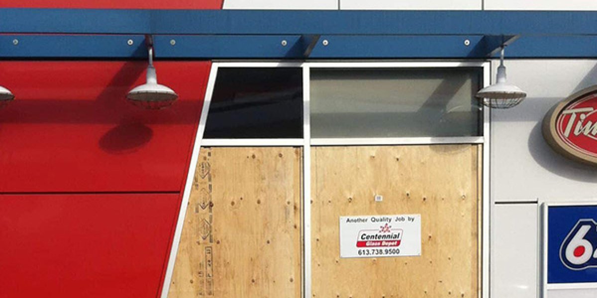 Emergency glass repair technician